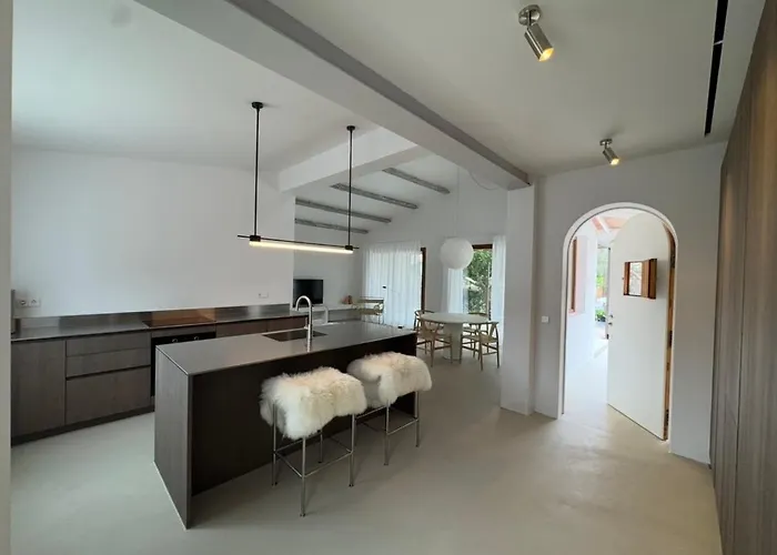 Villa New Mediterranean With Heated Pool