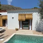 New Mediterranean With Heated Pool 波连斯萨