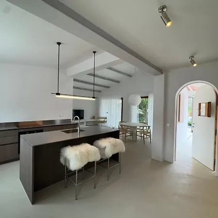 Villa Mediterranean With Heated Pool